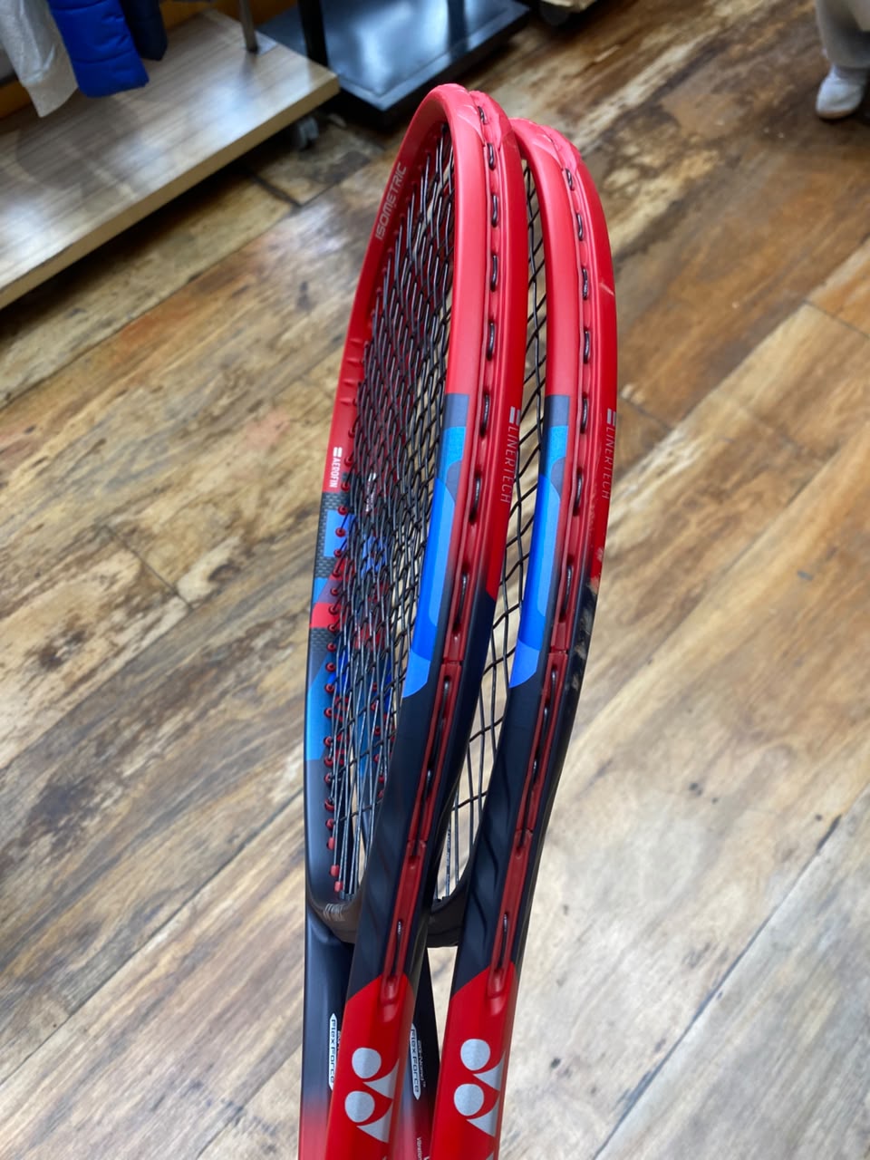 Raquetas Yonex Vcore 98 Scarlet usadas - Imagen 3